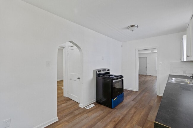 Building Photo - Charming 3BR/1B Single-Family Home