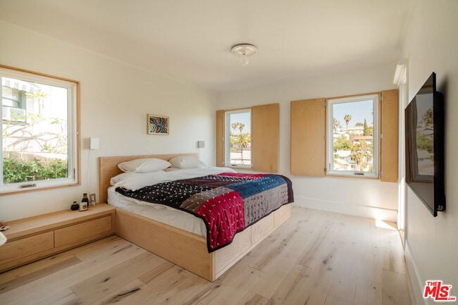 Building Photo - 1097 W Kensington Rd