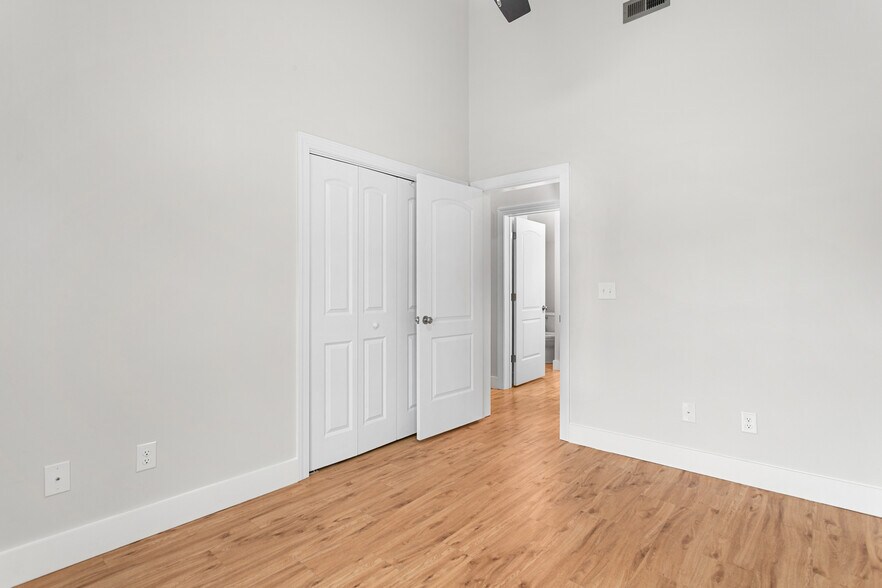Building Photo - 901 E Haggard Ave