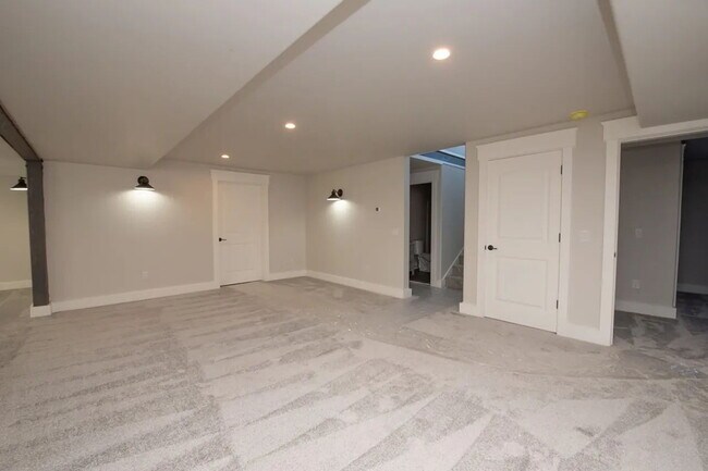 Building Photo - Beautiful and Spacious 3 Bed, 2.5 Bath Hom...