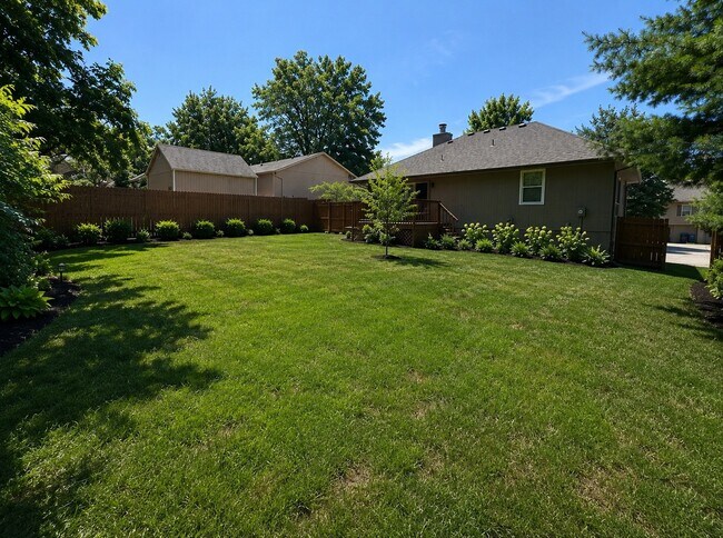 Building Photo - 925 NE Carousel Ln