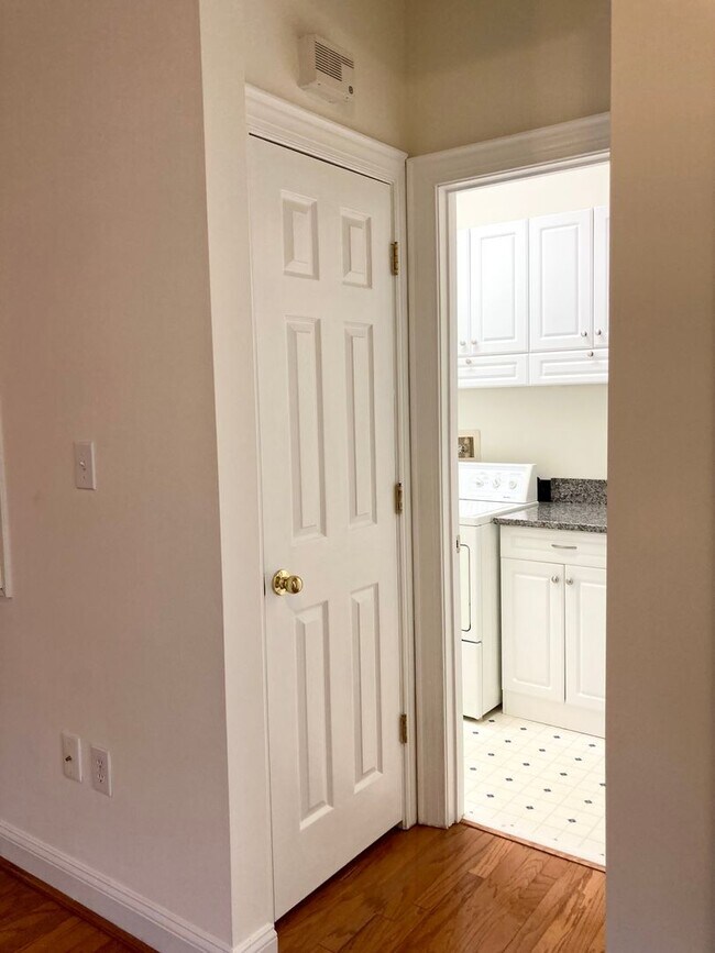 Building Photo - Renovated Southpark condo!