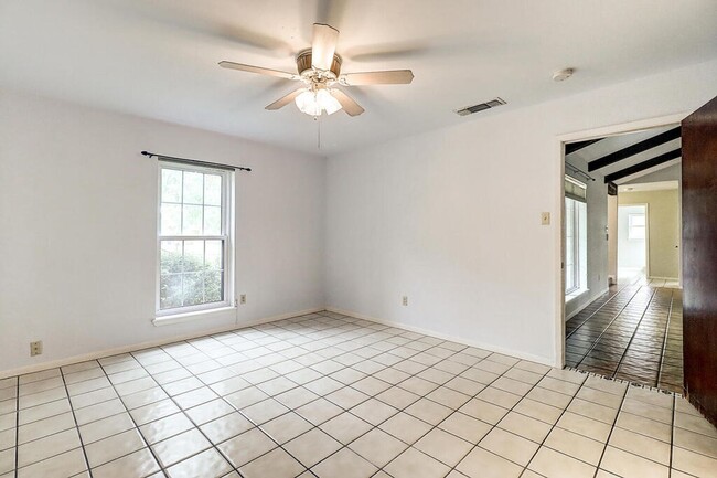 Building Photo - 3121 Seafoam Dr