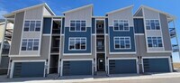 Building Photo - Luxury 4 Bed Townhome for Rent | Mountain Views, Central Location & Modern Design