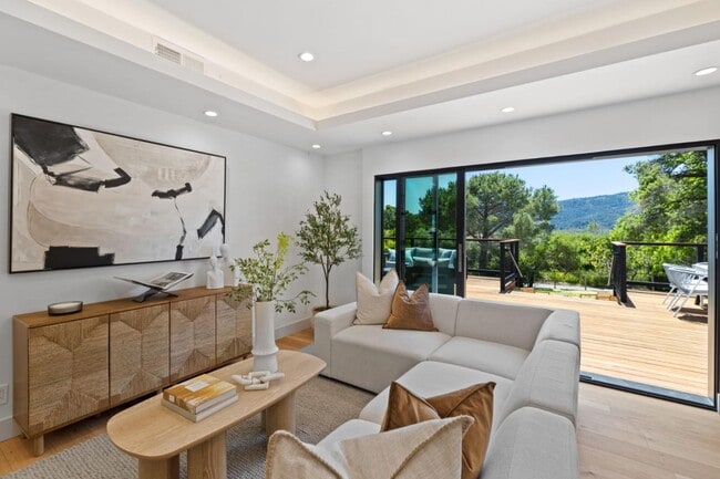 Building Photo - 810 W California Way