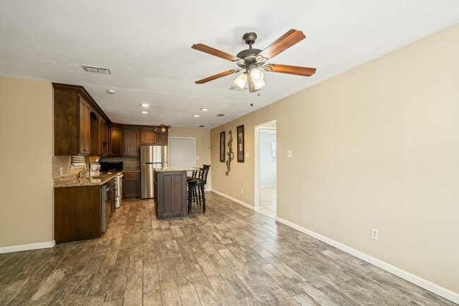 Building Photo - 104 Hackberry Ln