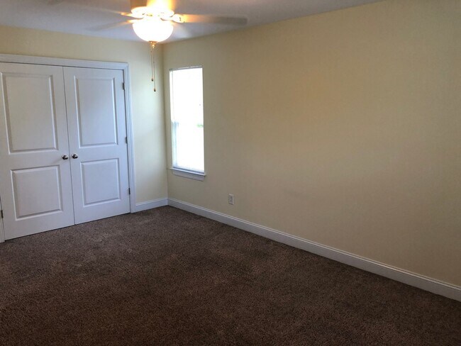 Building Photo - 3 Bed 2 Bath Single Family Home - Students Welcome!