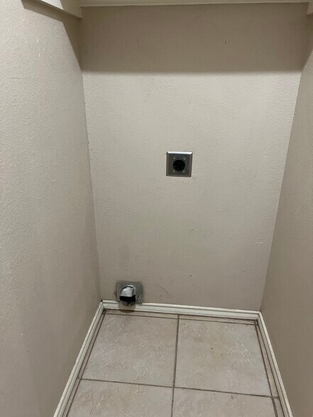 Laundry area - 817 Sonesta Dr