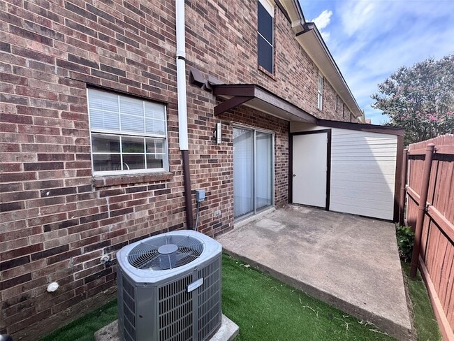 Building Photo - 910 Cedar Terrace
