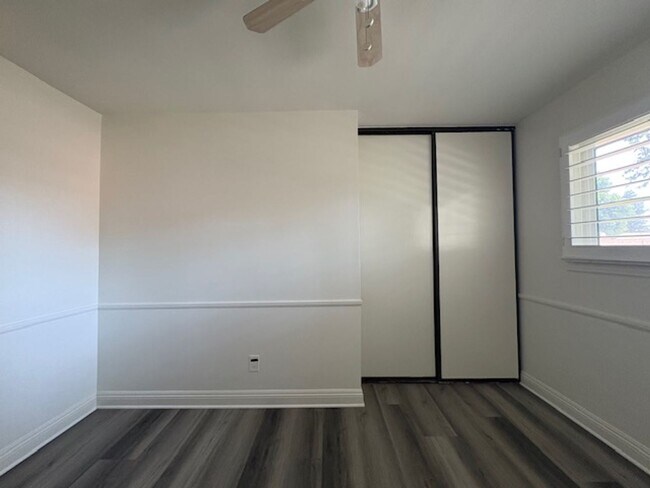 Building Photo - Centrally Located Redlands Townhome