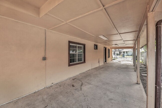 Building Photo - SPACIOUS! LOCATION!