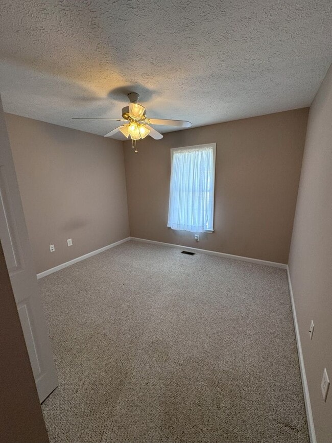 Building Photo - Single Level Home with a Great yard