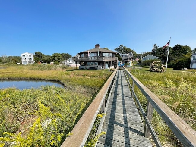 Building Photo - 14 Oak St