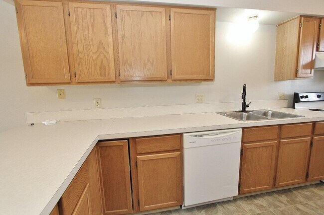 Building Photo - 551 N Moffatt Ave
