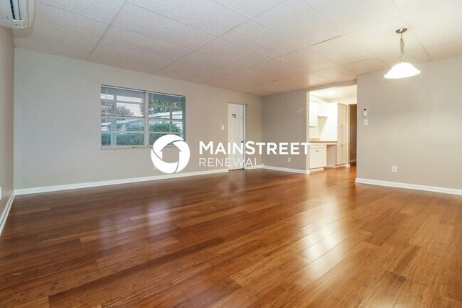 Building Photo - 3 Bedroom Pet-Friendly Home in Tarpon Springs, FL with Main Street Renewal