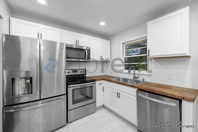 Building Photo - 792 Marstevan Dr NE