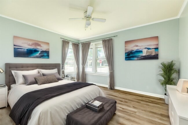 Building Photo - 302 W 8th St