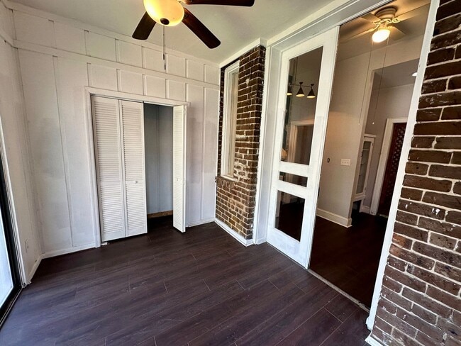 Building Photo - 3 BED | 2.5 BATH | OFF STREET PARKING | PRIVATE BACKYARD | HISTORIC DISTRICT