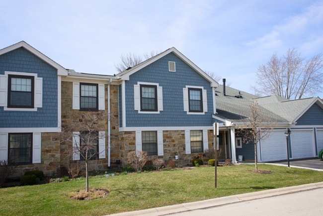 Building Photo - Wheeling, Lexington Commons 2BR/2BA 1 Garage & 2 Pools!