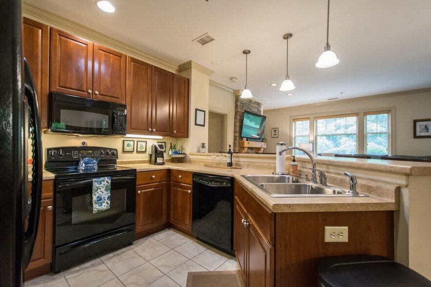 Building Photo - 1560 Country Club Dr