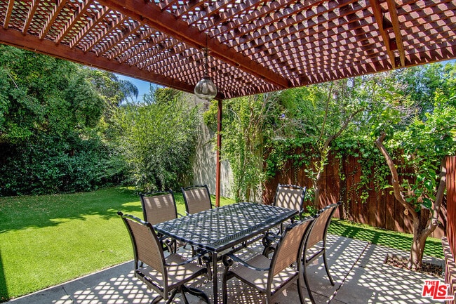 Building Photo - 517 N Poinsettia Pl