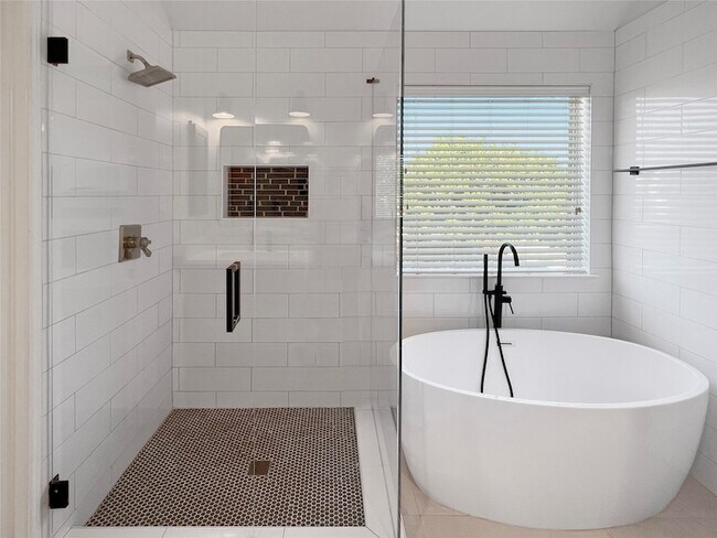 Building Photo - 9705 Hickory St