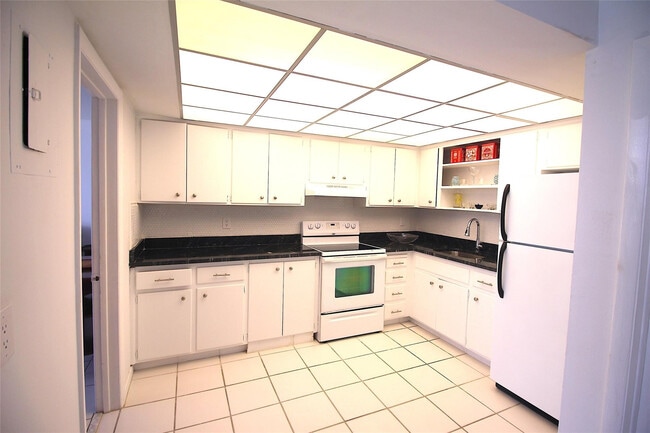 Building Photo - 3345 NE 32nd St