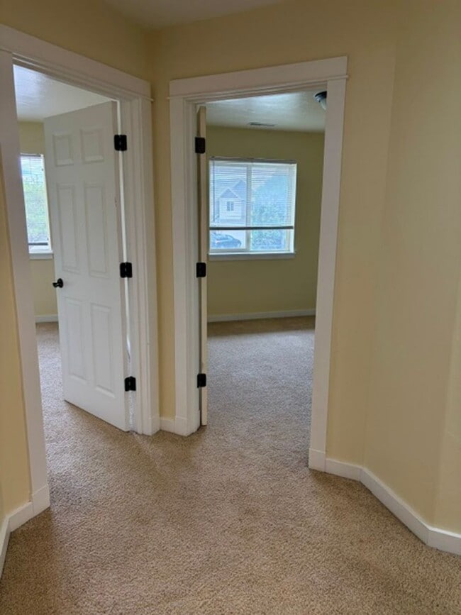 Building Photo - 3 Bedroom, 2.5 Bathroom Townhouse with Fireplace