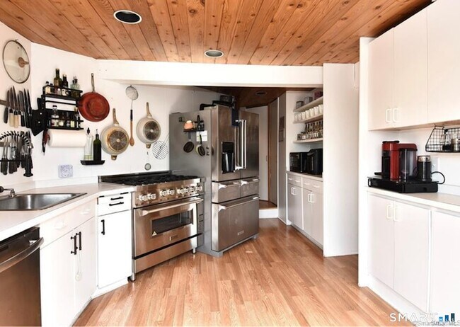 Building Photo - 285 East Ave