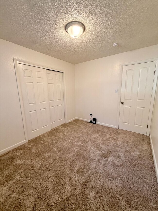 Building Photo - Lovely 5-bedroom, 2¾-bath home located in the heart of Old Town Firestone!