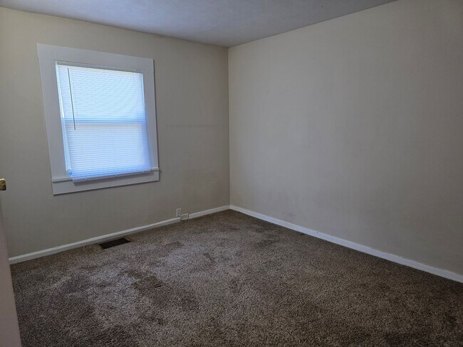 Building Photo - Updated Price!!! 2-Bedroom, 1-Bathroom Home with Basement – $1,045/Month | Accepting Section 8