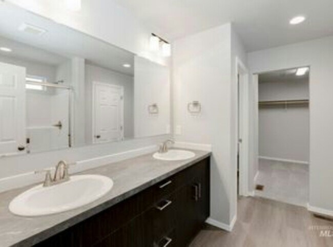 Building Photo - 672 S Blackfoot