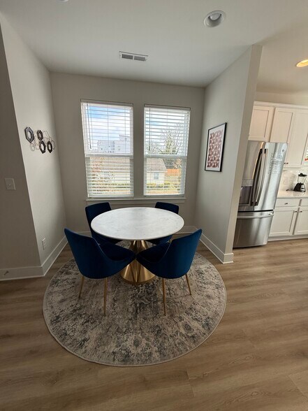 Building Photo - 219 S Bruns Ave