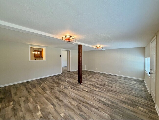 Building Photo - Beautifully Updated