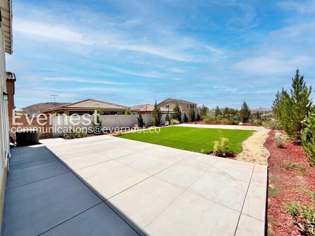 Building Photo - 4 Bed/3 Bath Home with Fenced Yard & Garage / Vouchers Accepted / Available Now!