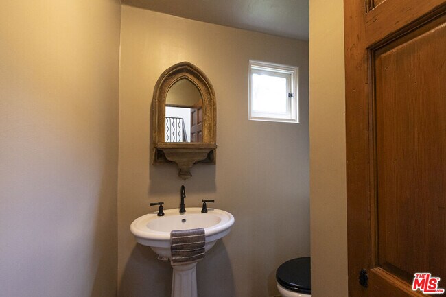 Building Photo - 1407 N Beverly Dr