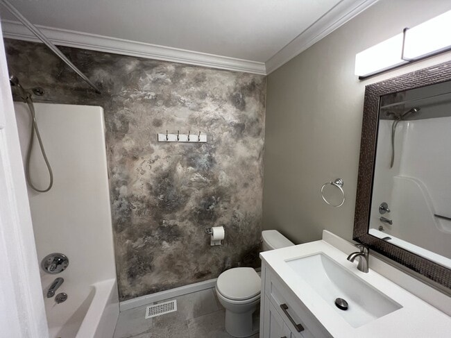 Building Photo - 613 Arlington Dr