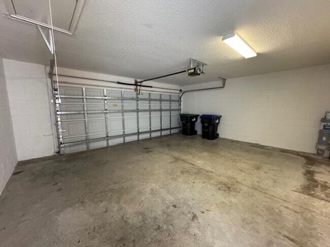 Building Photo - Newly renovated 4 Bedroom 3 1/2 Bathroom Town Home in Windermere