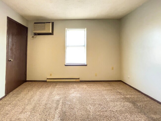 Building Photo - 2213 E Memorial Dr