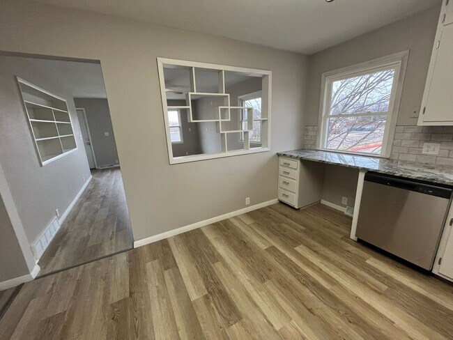 Building Photo - 311 6th St S