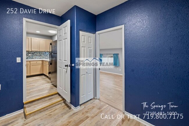 Building Photo - 252 Davie Dr