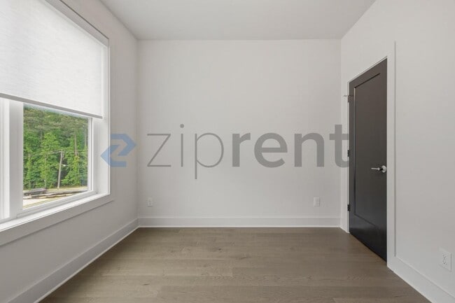 Building Photo - Unit