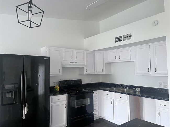 Building Photo - 4710 Cairnlomond St