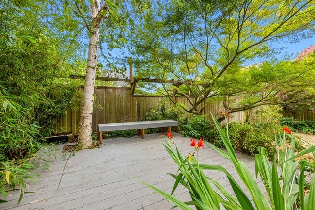 Building Photo - 5Bd/2Ba Seattle Home