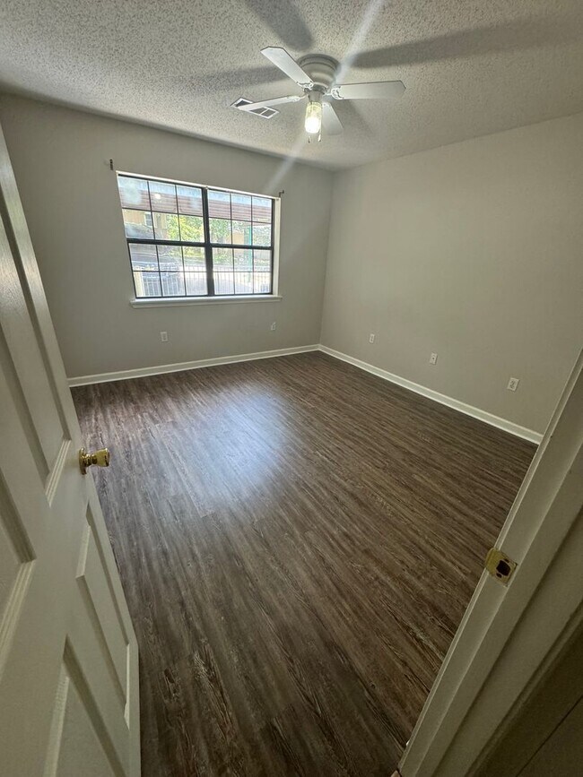 Building Photo - 612 Optimistic-Park Place