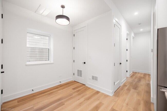 Building Photo - 2113 N Kenmore Ave