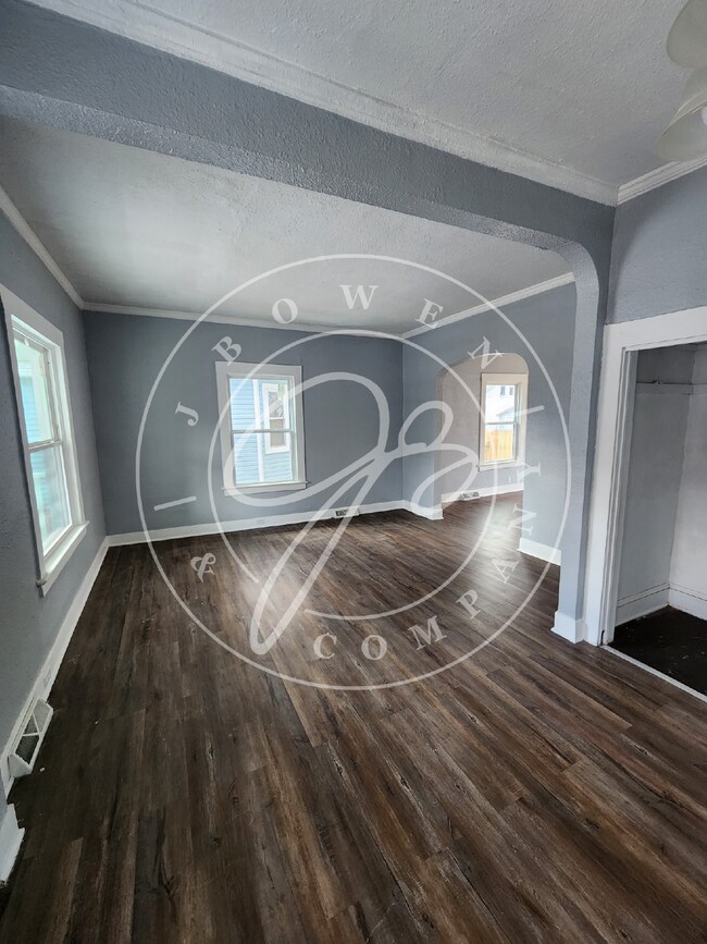 Building Photo - 3 bed 1 bath with lots of space!
