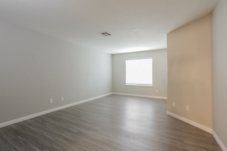 Building Photo - 7332 Backstretch Dr