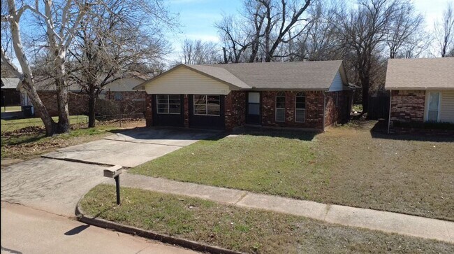 Building Photo - Beautiful, spacious home in Del City!