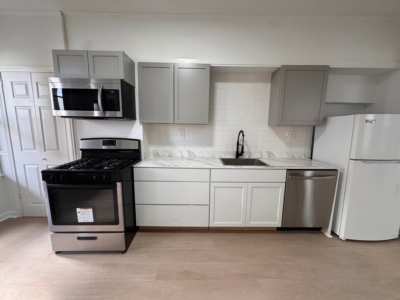 Primary Photo - 211 Chelsea St